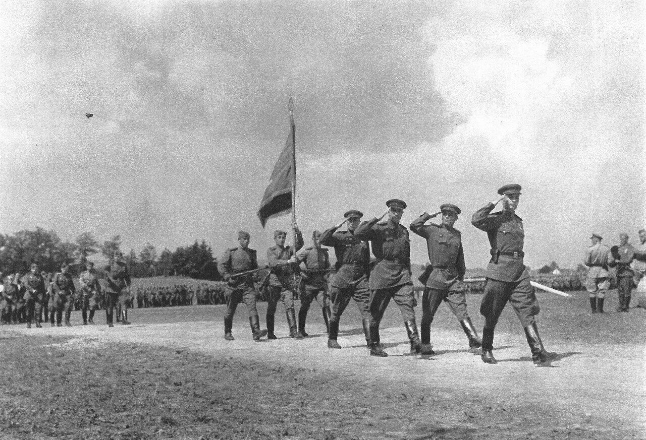 Советские войска освобождение Чехословакии. ВОВ 1941-1945 Строй солдат.