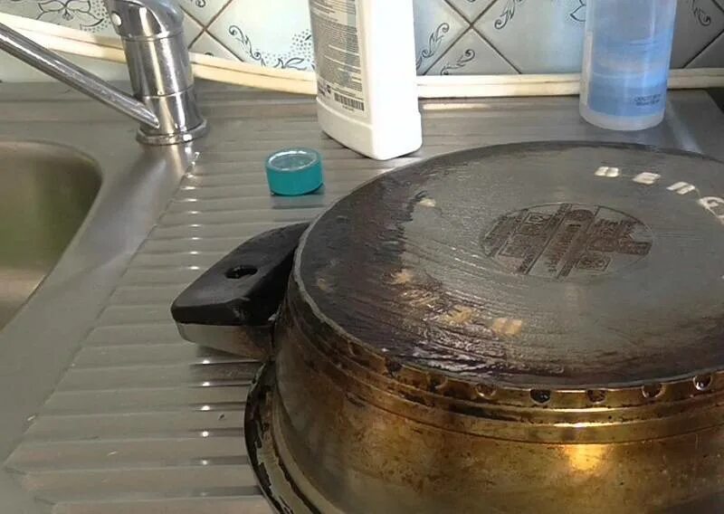 Чем отмыть сталь. Посуда из нержавейки нагар. Пайка алюминиевой кастрюли. Алюминиевая сковорода с нагаром. Пригоревшая кастрюля из нержавейки.