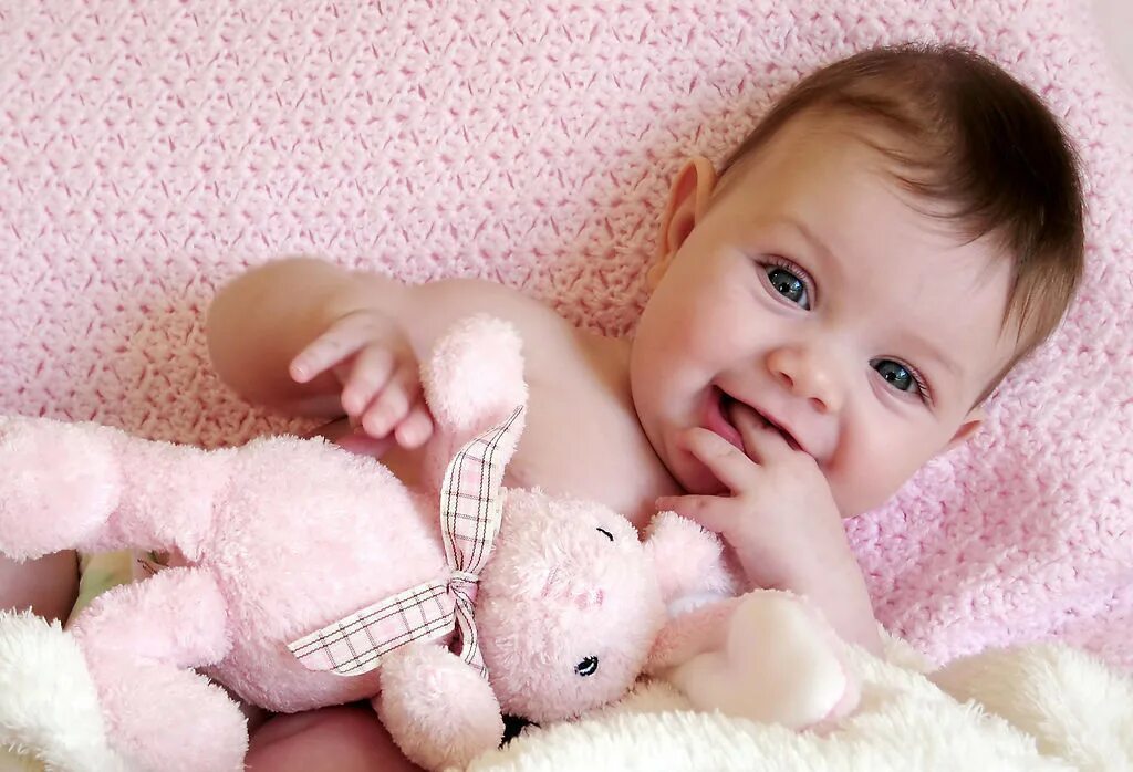 Как раз новорожденные девочки. Младенец девочка. Ребенок спит в коляске. Наваражденая девочка врадоме. Красивая новорожденная девочка.