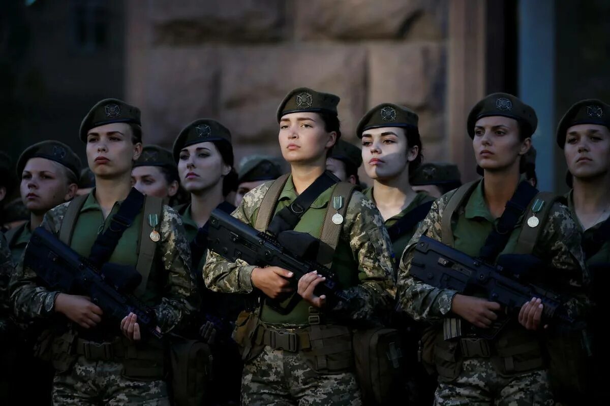 Женщины в украинской армии. Женщины военные Украина. Украинские женщины военные. Украинские женщины военнослужащие.
