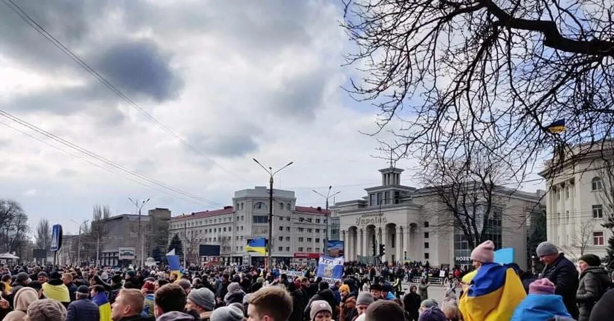 Митинг украинцев. Проукраинский митинг в Херсоне. Протесты в Москве. Протесты на Украине против российских. Петербург митинг Украина.