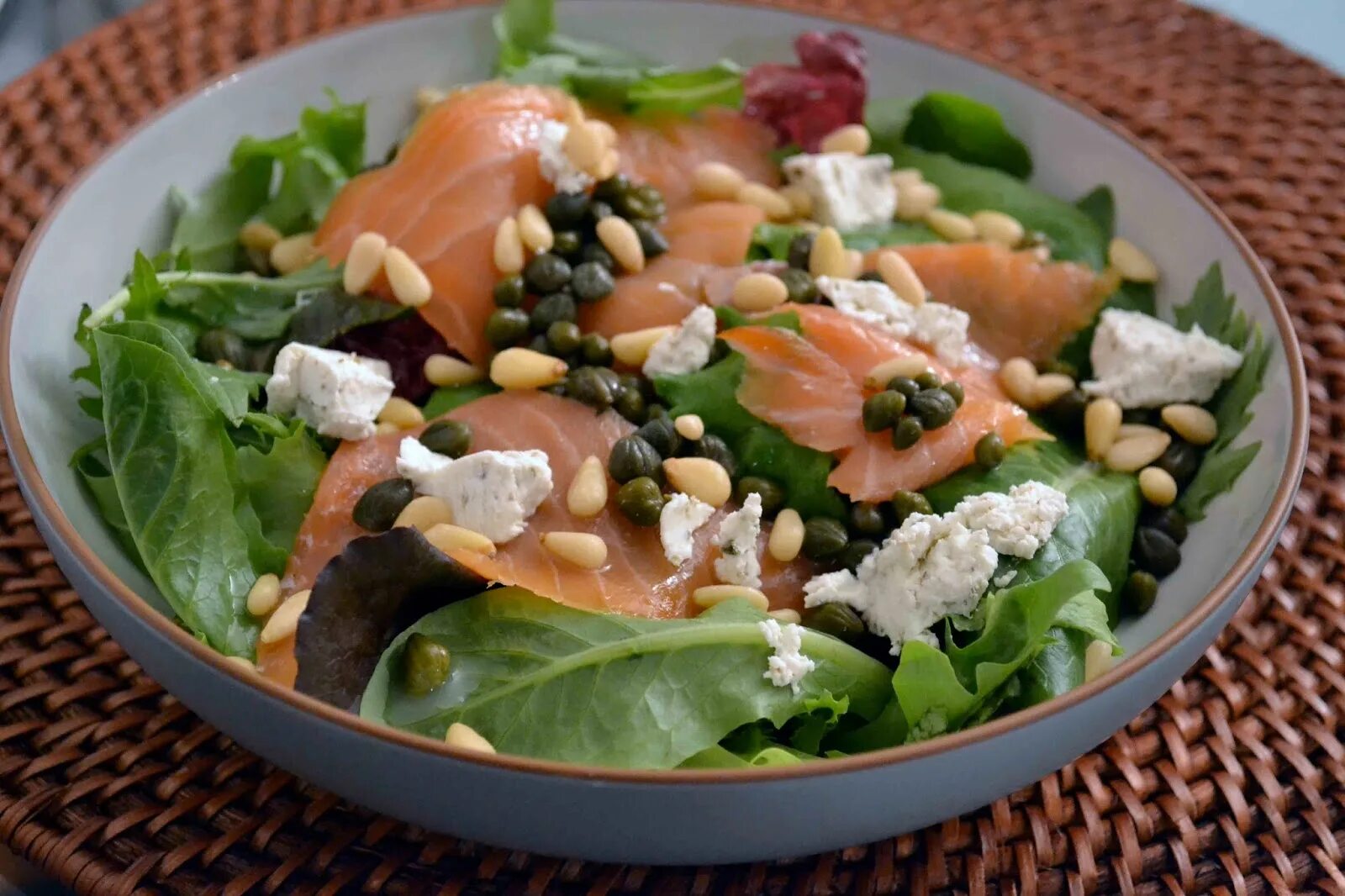 Можно ли салат попугаем. Salmon Gravlax Salad. Салат ди Сальмоне. Salmon ,блюдо Salad с декором. Salmon Orange Salad.