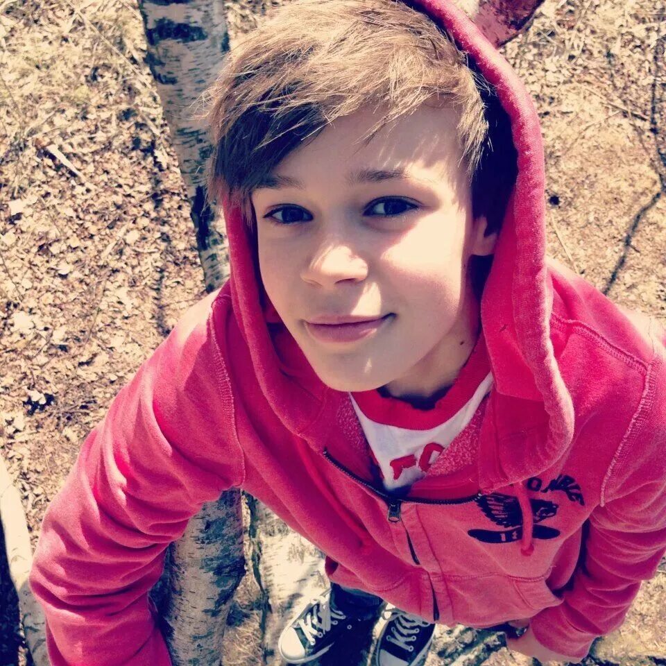 Брюнетка подросток. Лицо мальчика 14. Бенджамин ласниер с братом. 1 лет. Бенджамин ласниер 20 лет.