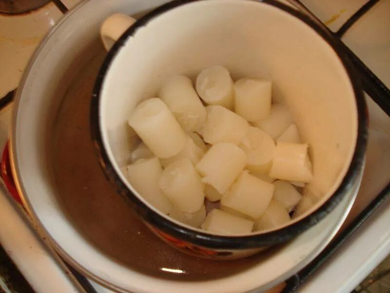 плавление парафина на водяной бане. растопленный воск свечи. водяная баня для воска. плавленный воск свечей. водяная баня для парафина.