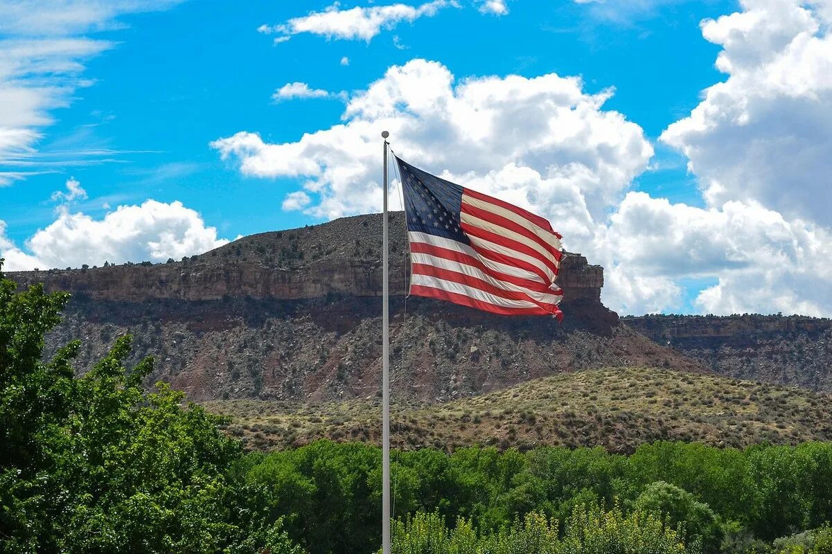 Ковид в америке. Флаг на горе. Природа и население США. Ранчо флажки. Флаг Техаса над городом.