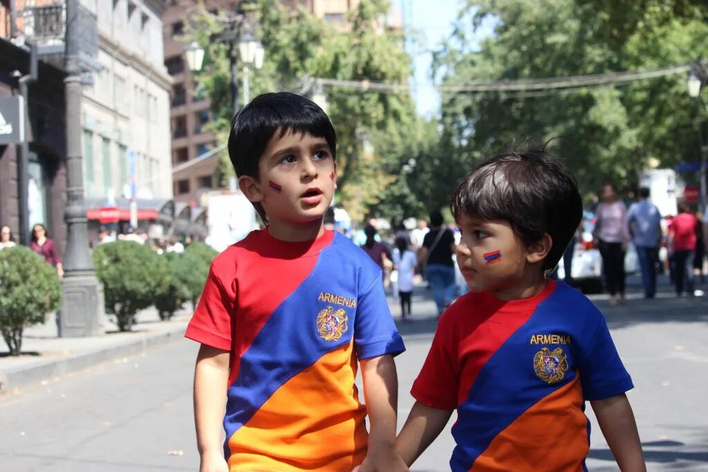 Красивые армянские мальчики. В армению с ребенком. Дети армяне. Coaf smart center armenia. Дети армении.