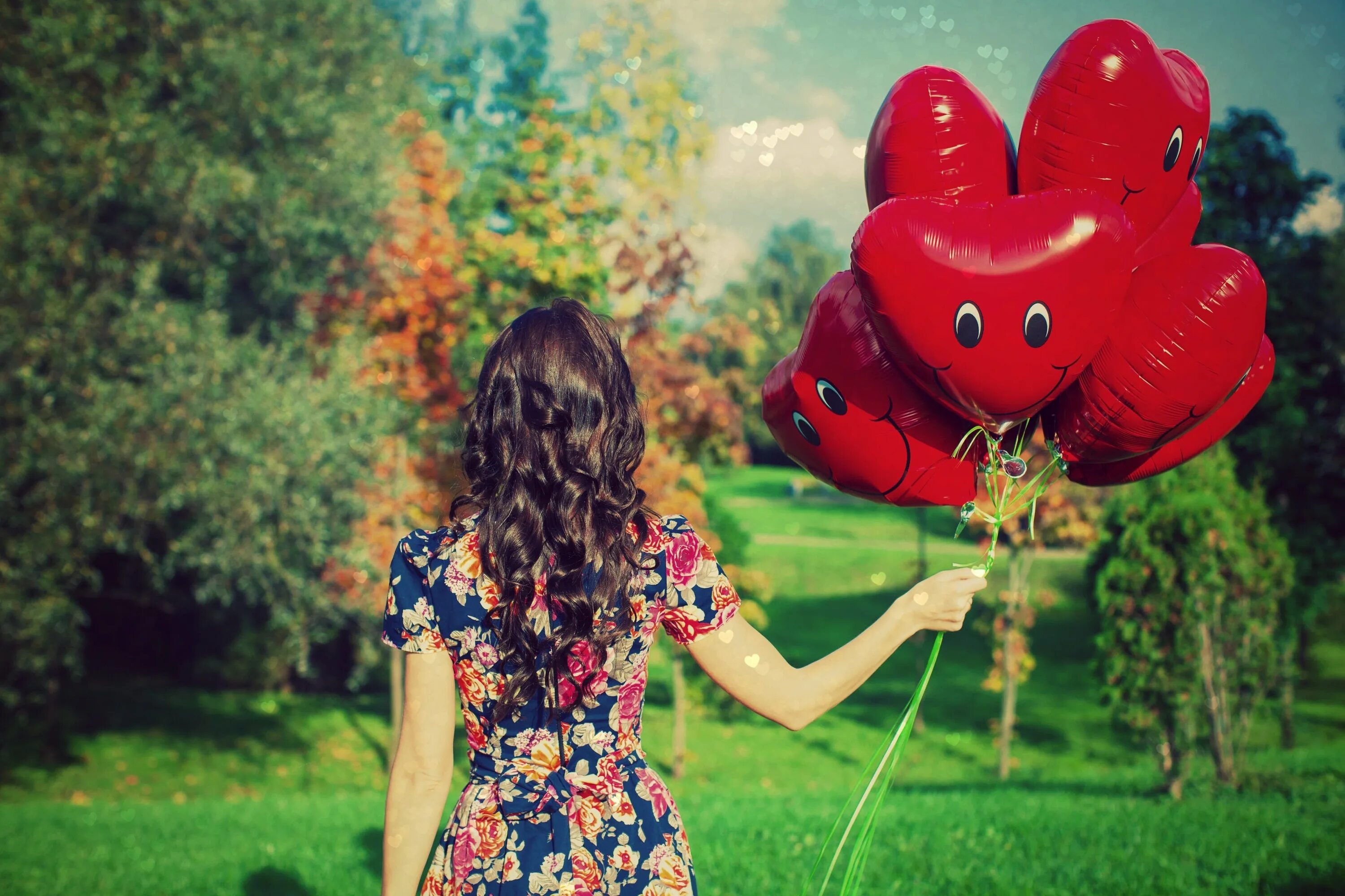 Девочка с воздушным шариком. Девушка с воздушными шарами. Фотосессия с воздушными шарами. Воздушные шары в руке.
