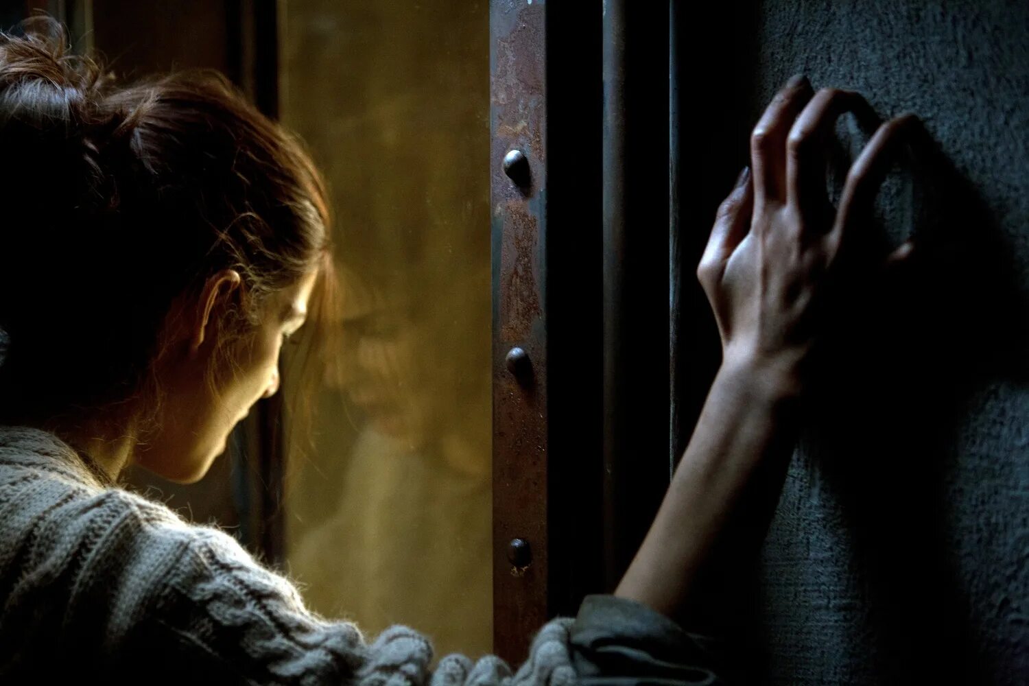 открывает дверь. открытая дверь. девушка выглядывает из двери. комната с приоткрытой дверью. закрыть дверь спрятаться.