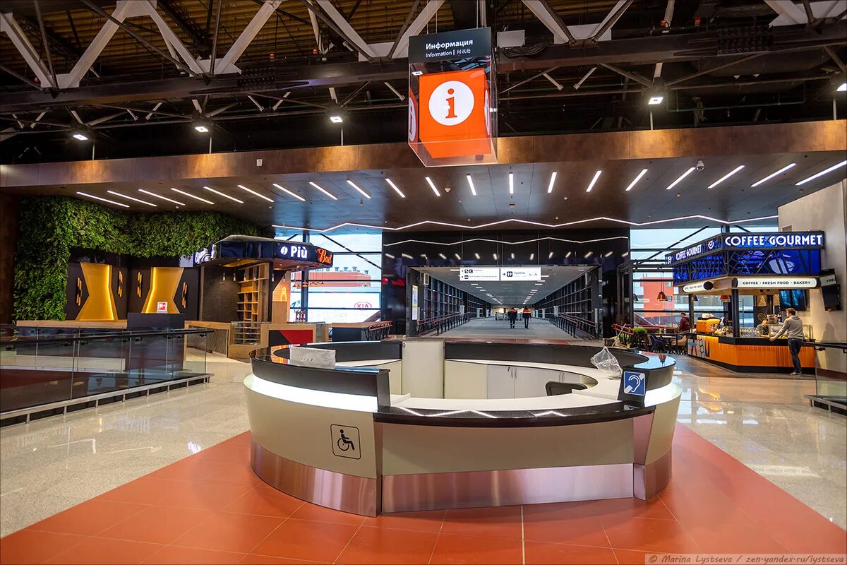 Шереметьево терминал сейчас. Шереметьево терминал c. Шереметьево терминал в. Стойка информации в аэропорту Шереметьево. Аэропорт Шереметьево терминал c2.