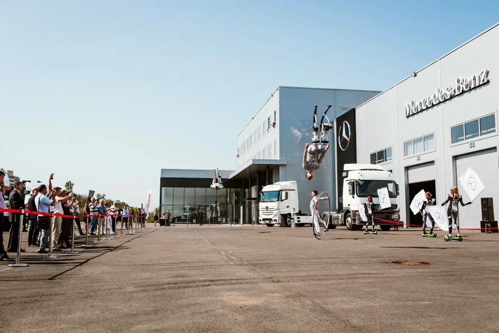 Автосалон trucks commercials маджестик. Мерседес бенц сервис грузовики. Мерседес центр грузовой. Дилерский центр грузовых автомобилей. Мерседес центр ашхабад.