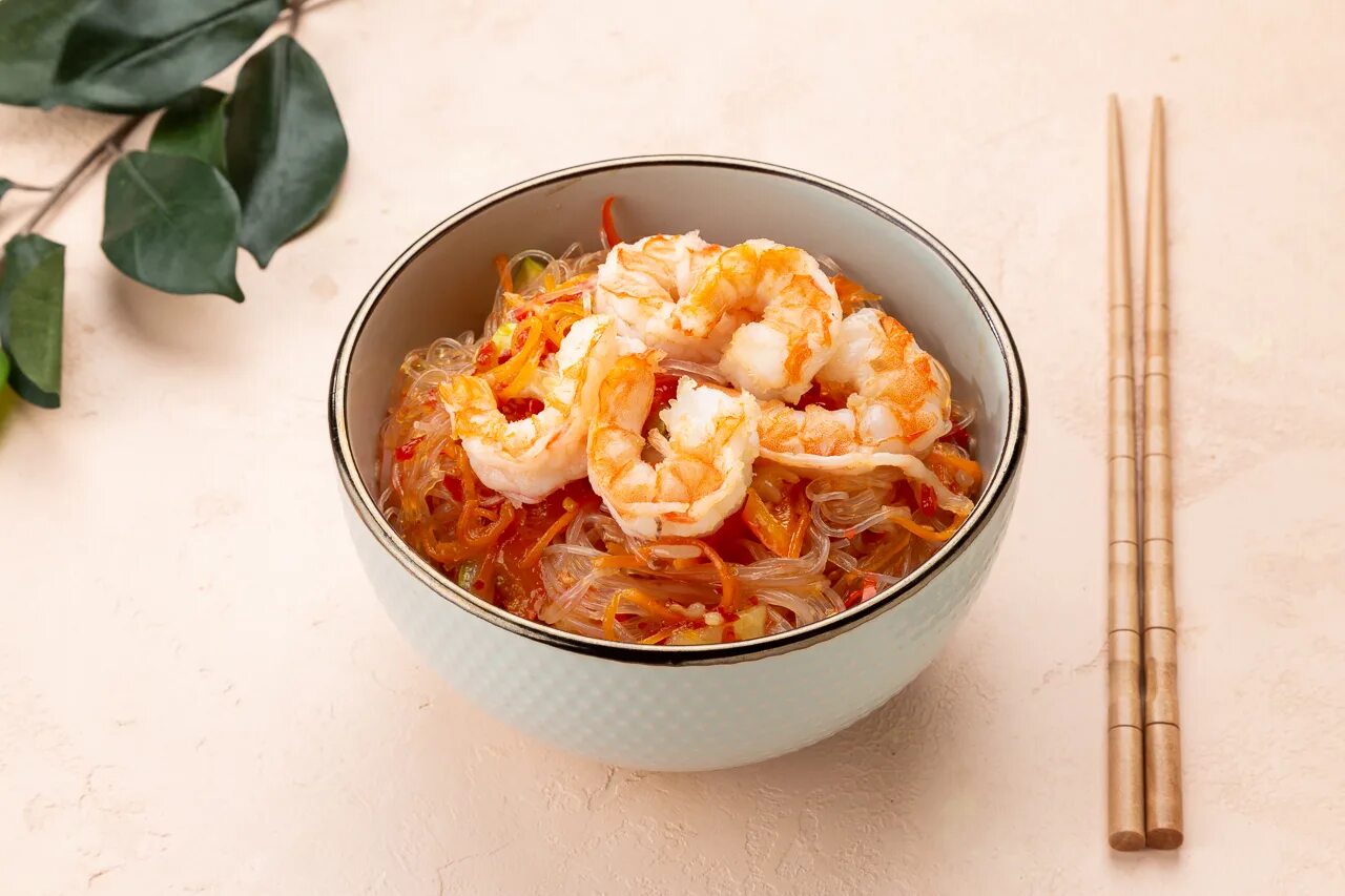 Фунчоза с креветками и овощами на сковороде. Wok фунчоза с креветками. вок с креветкой фунчоза. фунчоза с креветками и овощами. соевая фунчоза.