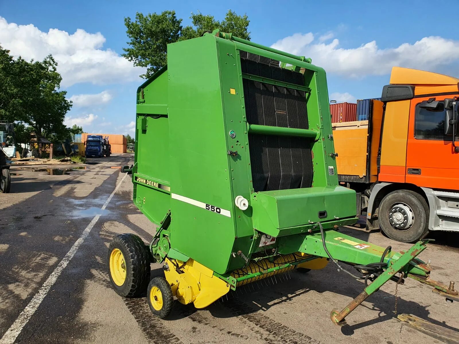 Рулонный пресс подборщик джон дир ленточник 590 595. John deere пресс. Пресс john deere 550. Платформа подборщик джон дир. John deere 550.
