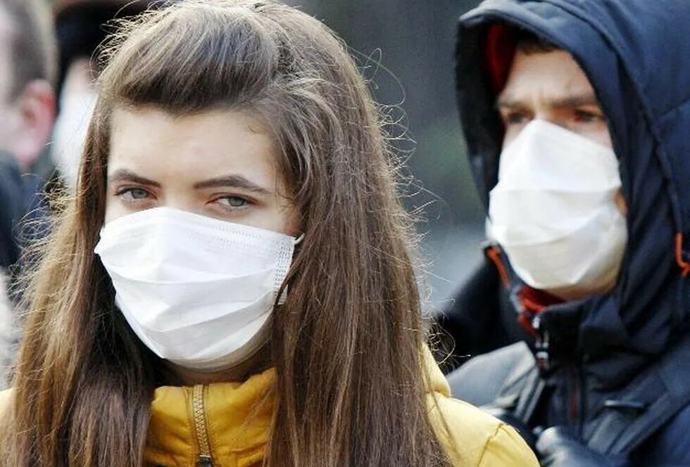 Человек в маске от пандемии. Студенты в масках. Девушка в марлевой повязке. Почему нара ходит в маске