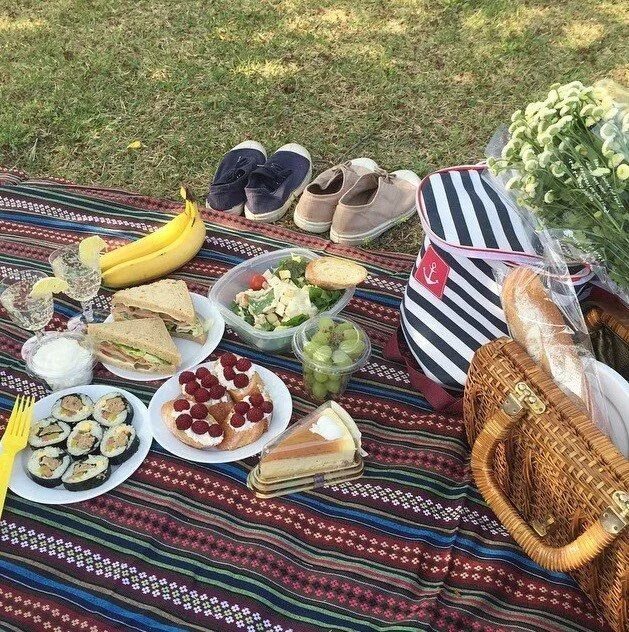 Что взять на природу кроме еды. Еда на пикник. Еда для пикника на природе. Еда на природе летом. Продукты на пикник.