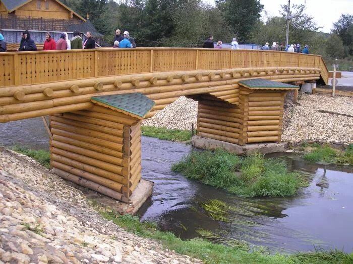 Построить деревянный мост. Киржач пешеходный деревянный мост. Мост через реку Сатис. Мост из бревен. Мостик из бревен.