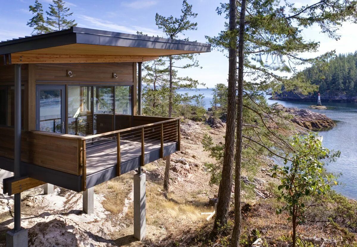 Дом на 6 ногах. Тини хаус финский. tiny house с односкатной крышей. дачный домик на склоне. маленький домик на сваях.