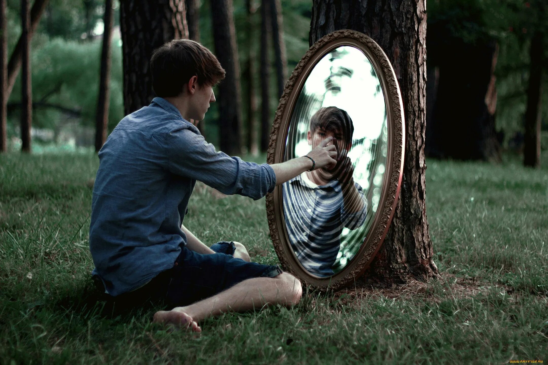 Люблю удивлять людей. Отражение в зеркале. Человек в зеркале. Фотосет с зеркалом. Отражение человека в зеркале.