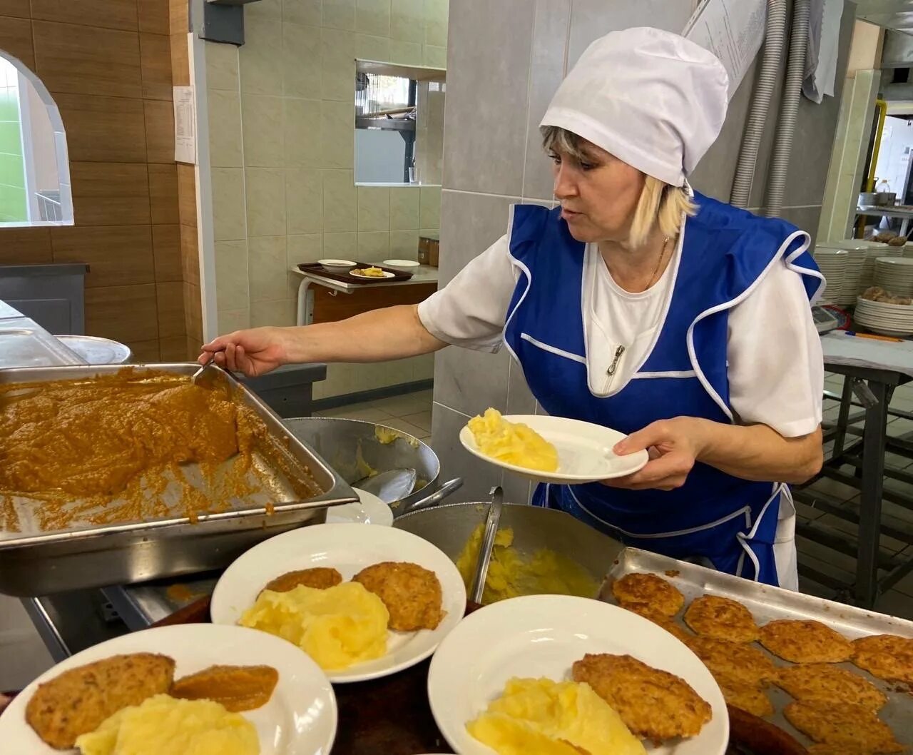 Школа 10 еду. Еда в школьной столовой. Обеды в школьных столовых. Обед в школьной столовой. ЕДВ В школьной столовой.