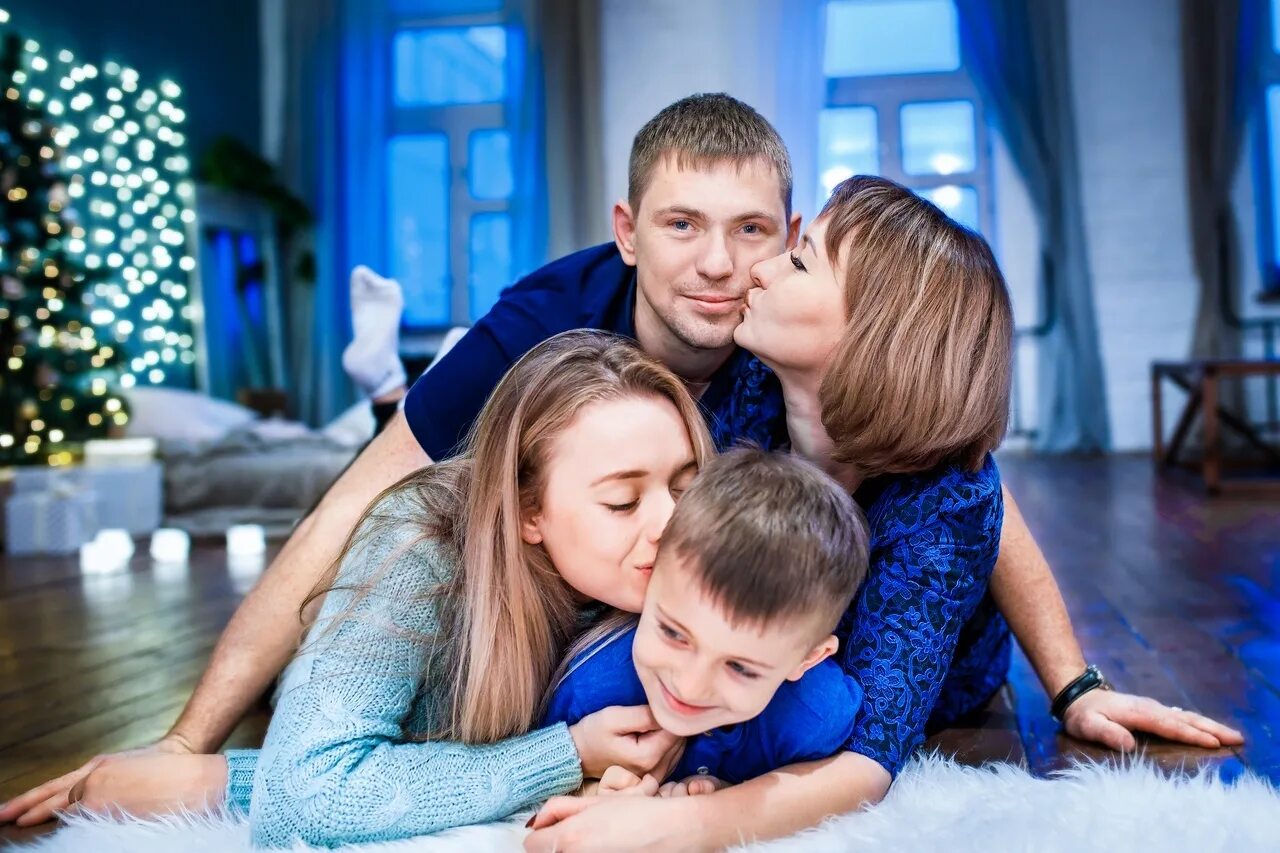 Идеи семейной фотосессии в студии. Семейная фотосессия. семейная съемка в студии. семейная фотосъемка в студии позы. позы для фотосессии в студии для семьи.