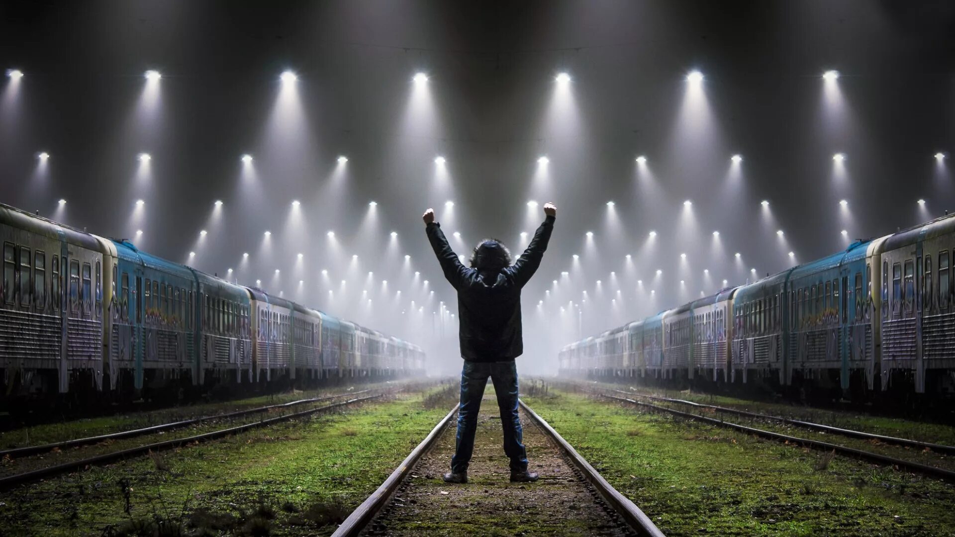 Люди в жизни как поезда. Уходящий поезд. Ночной поезд. Свет в поезде. Человек на железной дороге.