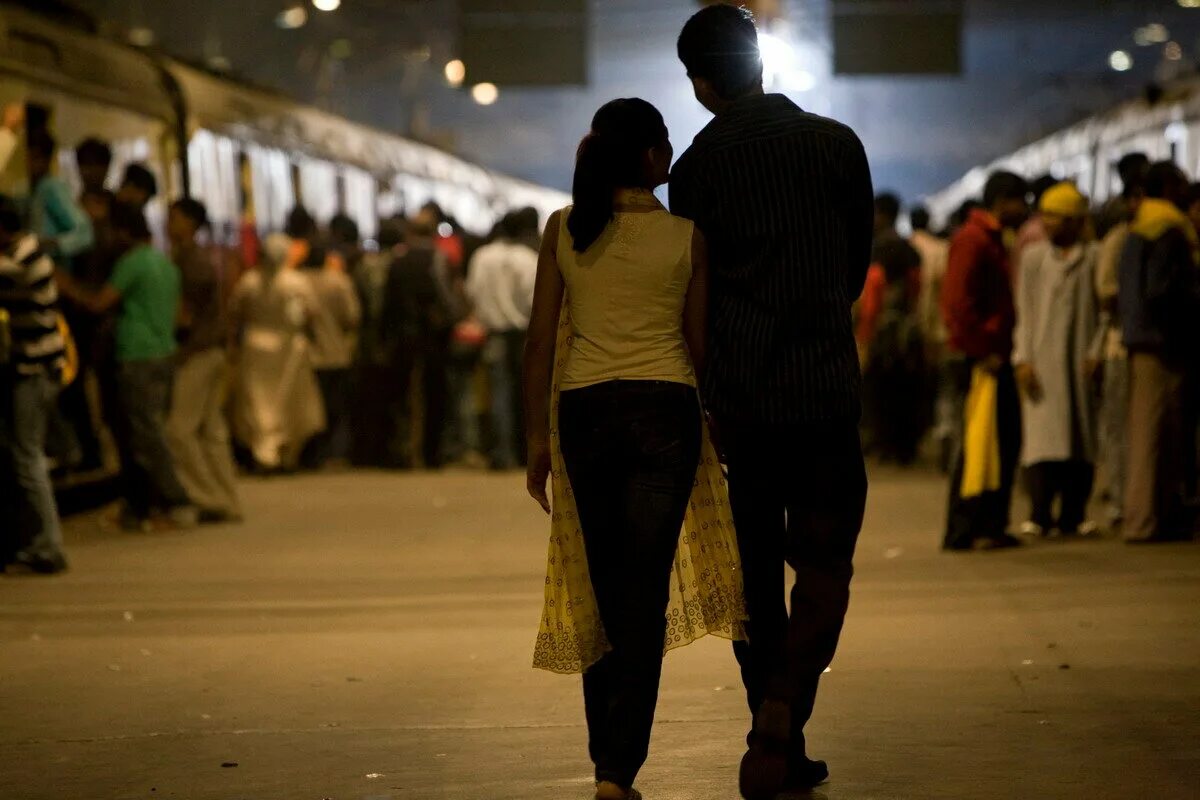 Индианки из трущоб. Мадхур миттал миллионер из трущоб. Девочка из трущоб. Миллионер из трущоб 2008 кадры. Миллионер из трущоб фильм 2008.