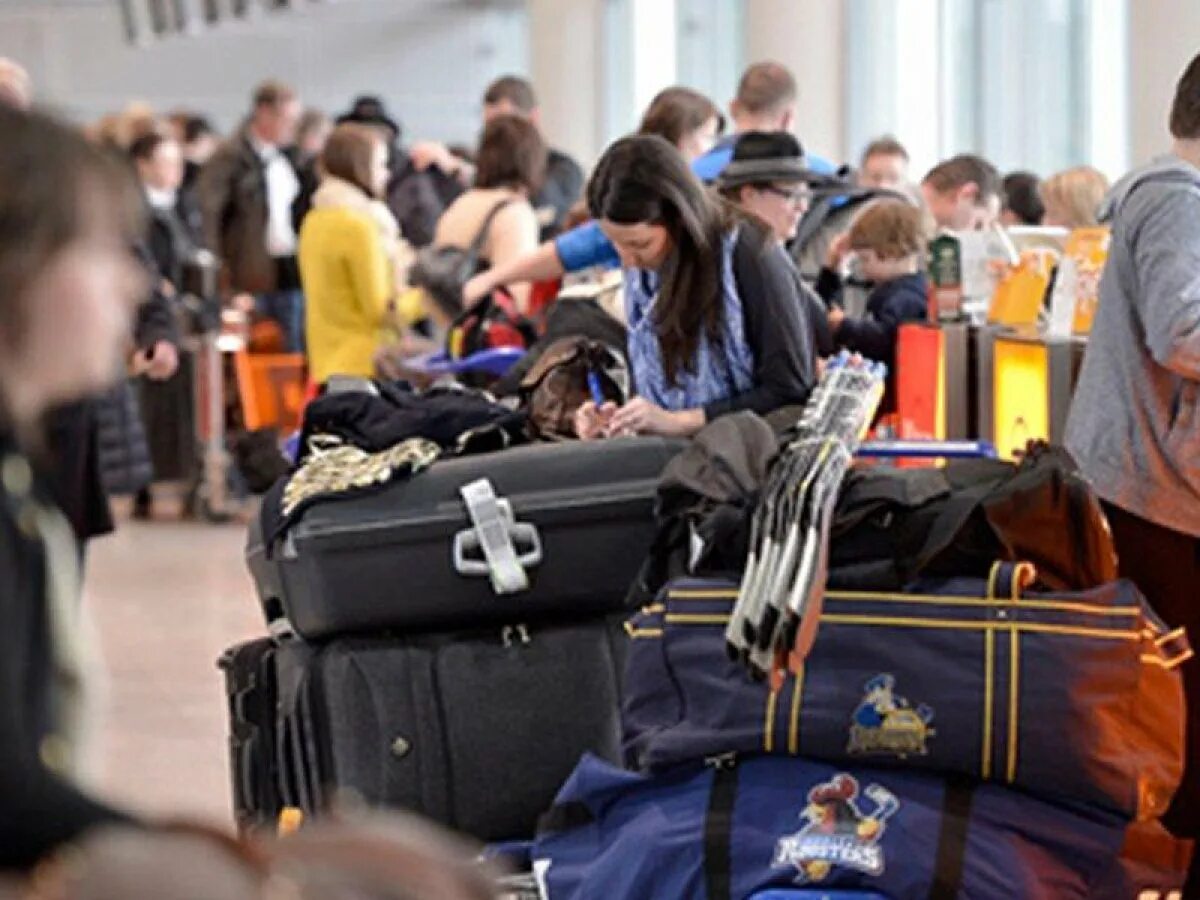 Эмигранты в аэропорту. Люди уезжают. Отток населения. Миграция чемодан. Почему уезжают из казахстана