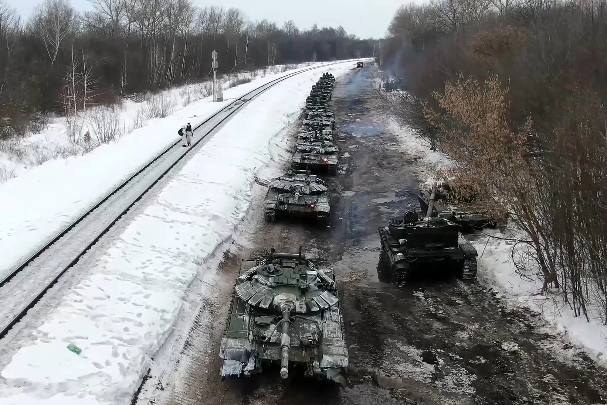 Украинская граница войска. Российские танки на границе. танковые учения. танки на границе с украиной. российские войска на границе с украиной.