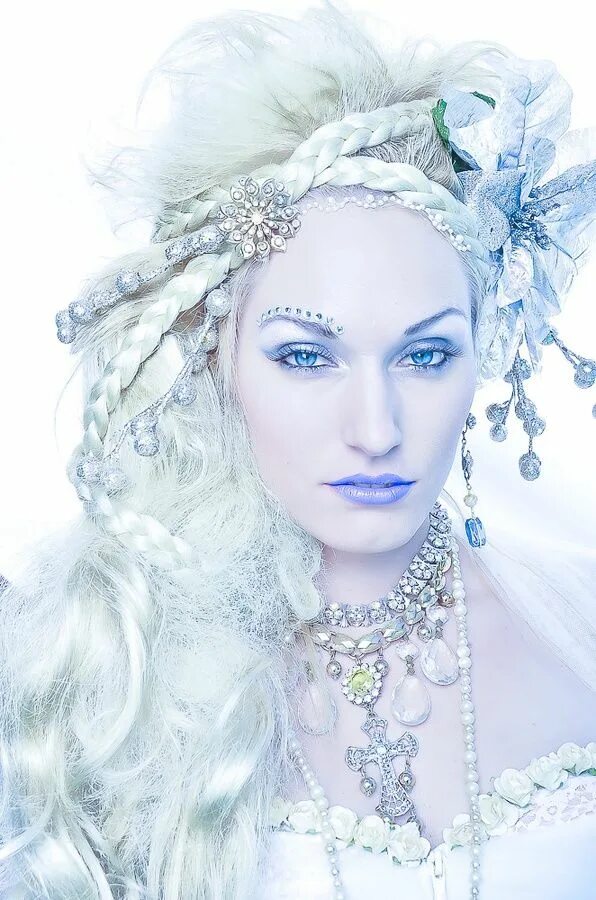 Стиль снежной королевы. Айс квин ice queen. снежная королева айс квин. снежная королева в тушино. образ снежной королевы.