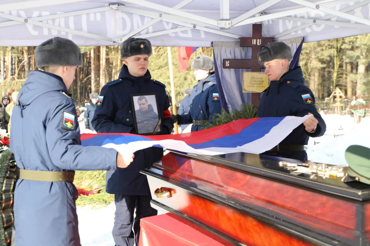 Новости про сво на сегодня в россии. Военнослужащий. Прощание с погибшими военными РФ.