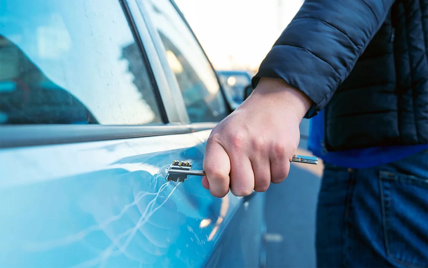 Keyed my car. Царапает машину. Царапины ключом на машине. Царапать машину ключом. Гвоздем по машине.