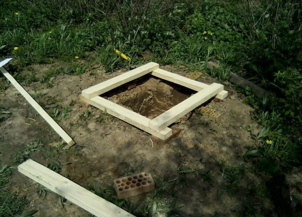 Построить фундамент на даче. Постройка деревянного туалета. Фундамент для уличного туалета. Постройка туалета на участке. Постройка дачного туалета.