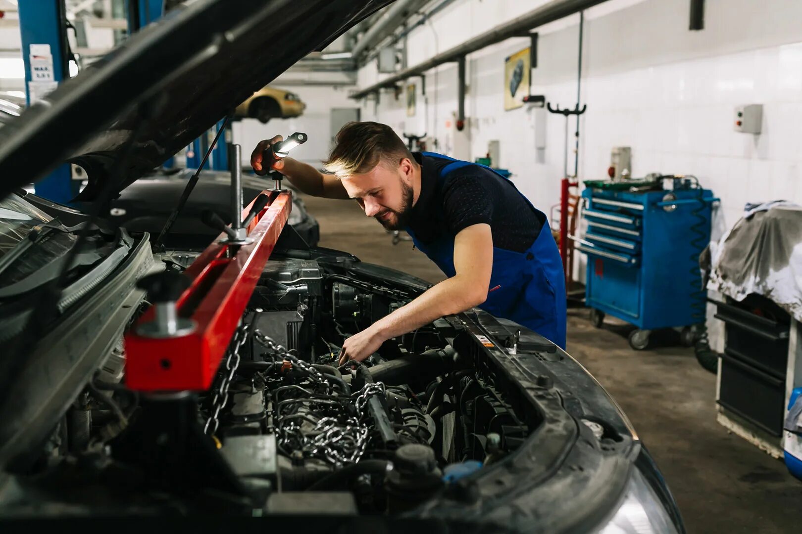 Автосервис ремонтное. Mechanics. Ремонтный автомобиль. Машина в автосервисе. Ремонтная мастерская автомобилей.