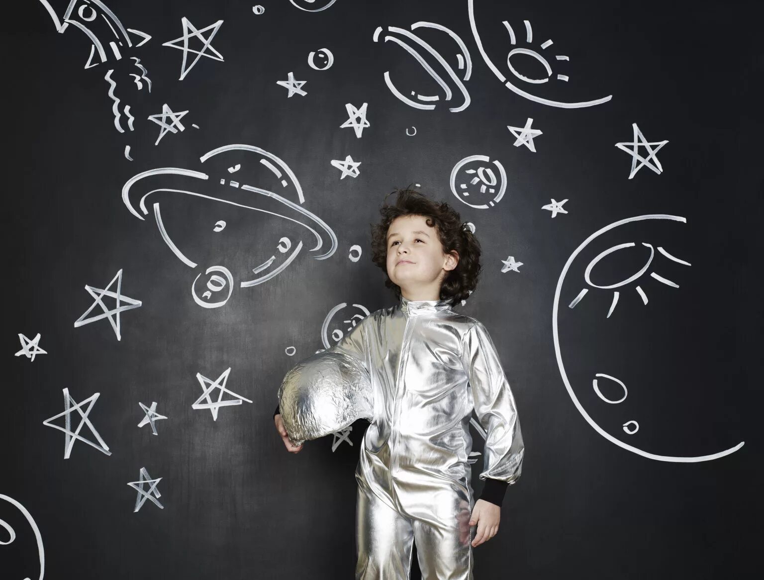 Дети мечтают о космосе. Мальчик мечтает. Ребенок мечтает. Мальчик в космосе. Ая мечтаю