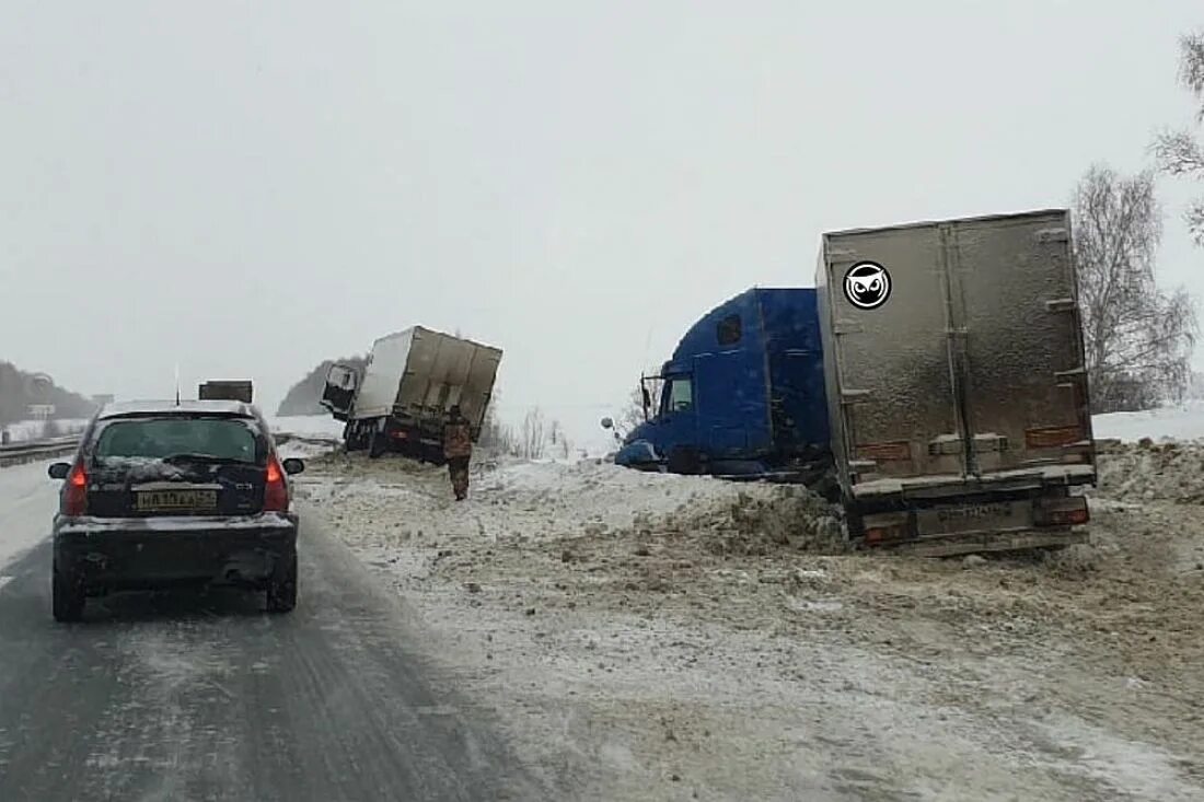 Аварии Пензенской области на Урал м5. Фуру развернуло на трассе. ДТП М 5 Пензенской области. Авария на дороге м5 в г.Пенза. М5 новости сегодня