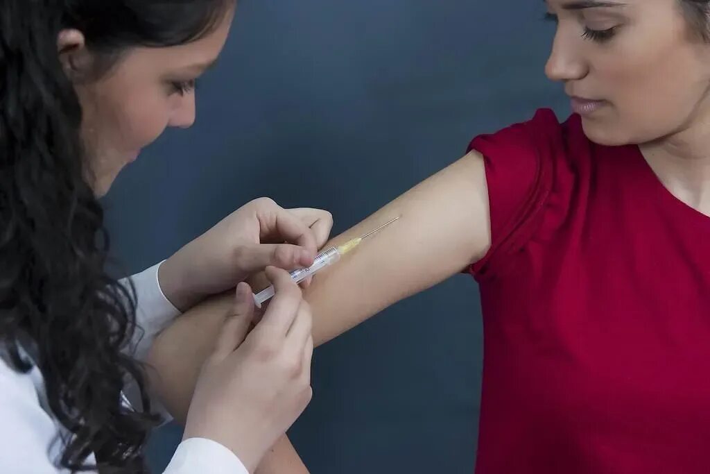 Уколы себе в плечо. Уколы себе в плечо. Инъекция в плечевой сустав. Подкожная инъекция в плечо. Пластырь для инсулина.