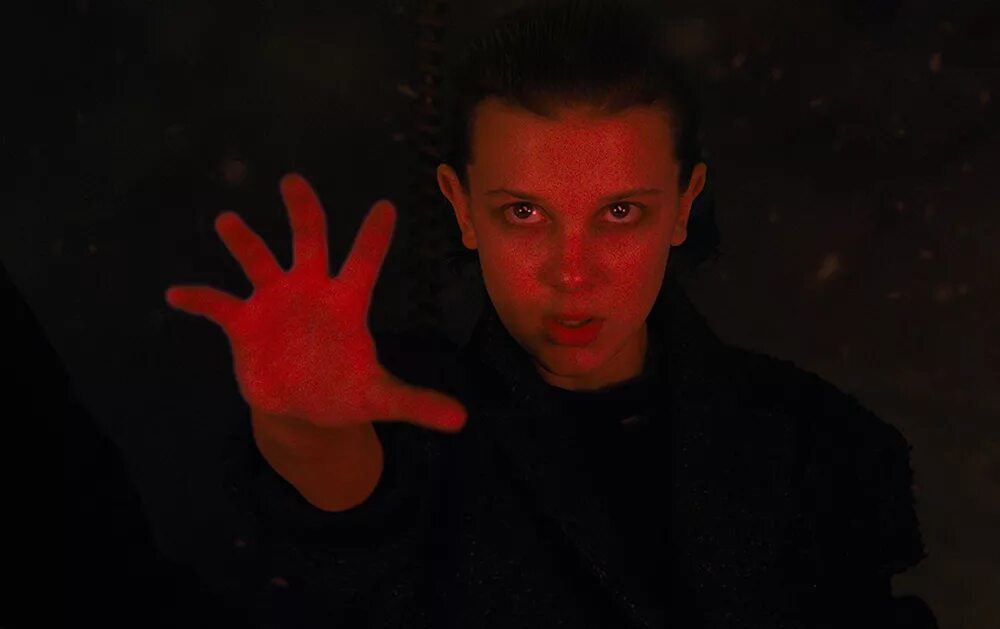 Очень странные дела кадры. Макс осд 4 сезон в наушниках. Майкл уинтерботтом «одиннадцать дней в мае». Майк уилер и уилл байерс. Осень странные дела 1 мезон.