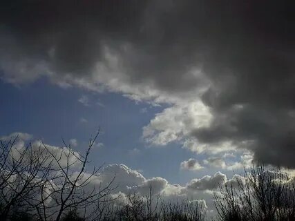 Еще хмурится свинцовое небо