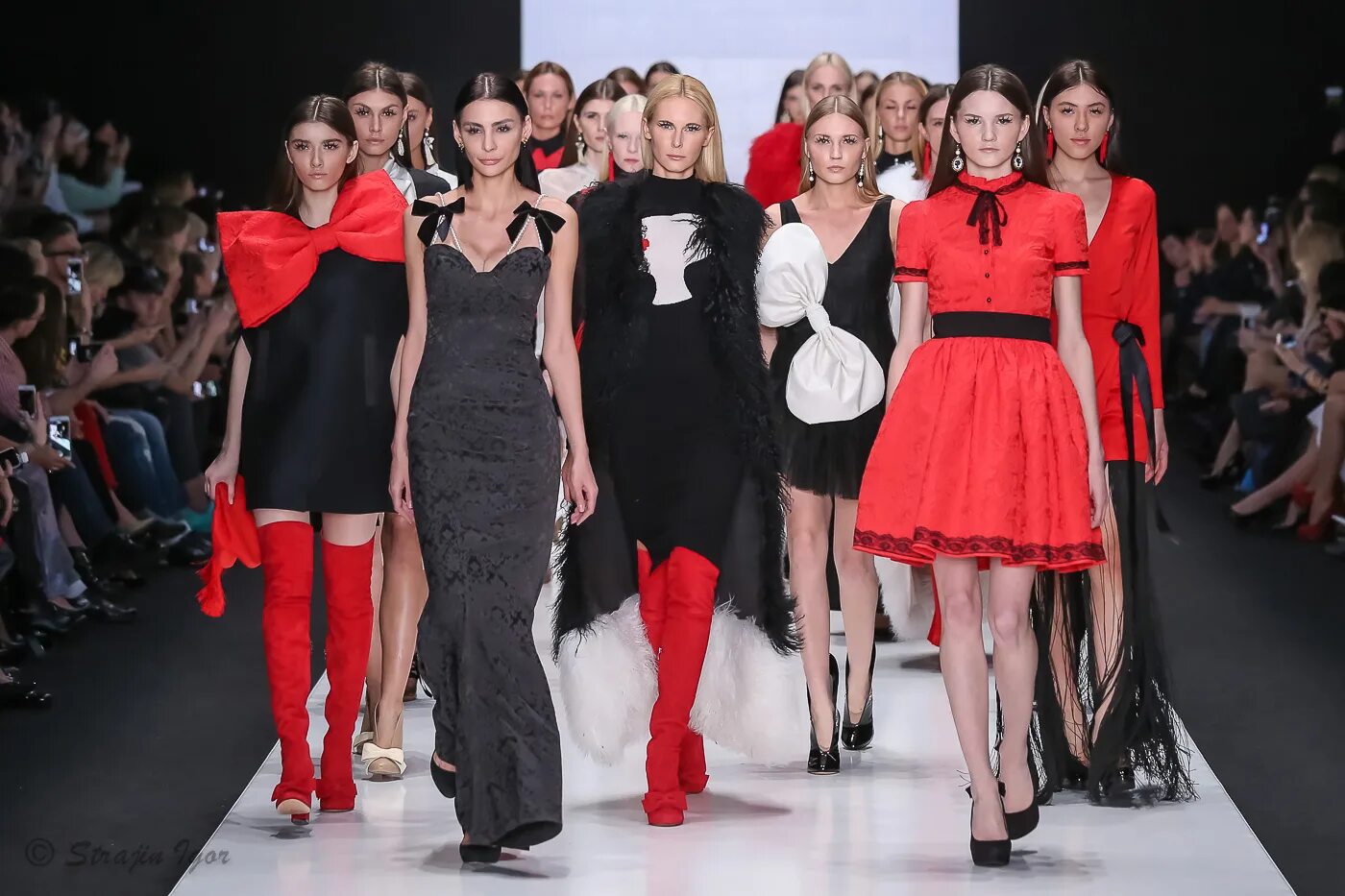 кендалл дженнер на подиуме 2020 версаче. Balmain 2007. показ моделей одежды. модели на подиуме. модель одежды на подиуме.