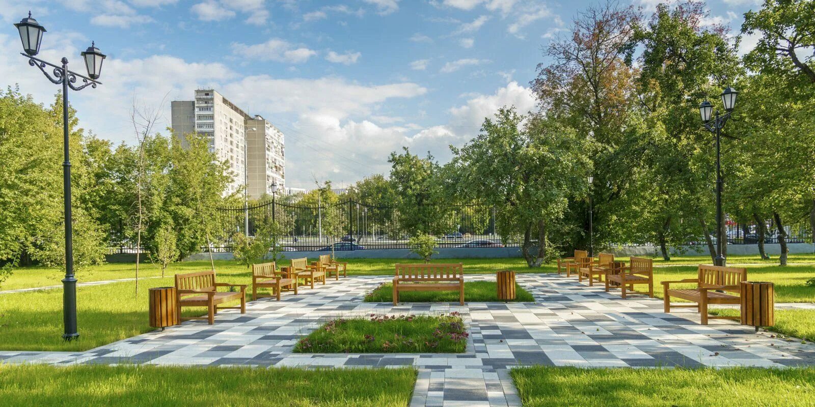 Пик москва двор парк. Пик брусника дворы. Фото двора парка. Городской двор. Восточное дегунино сквер.
