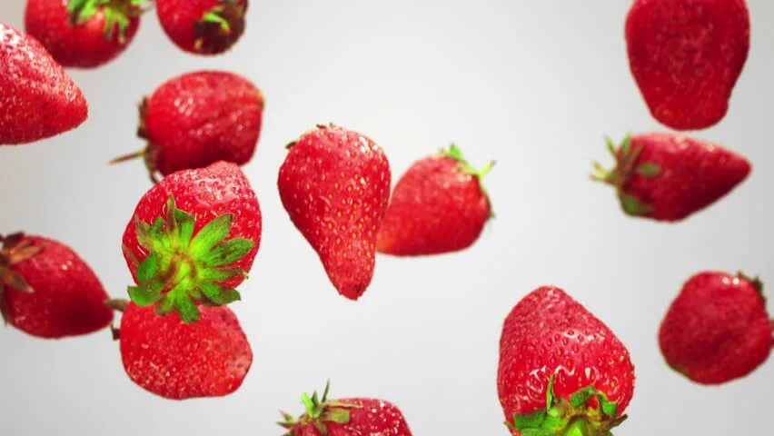 Клубника сверху без фона. Долька клубники рисунок. Летающая клубника. Долька клубники на белом фоне. Flying strawberry png.