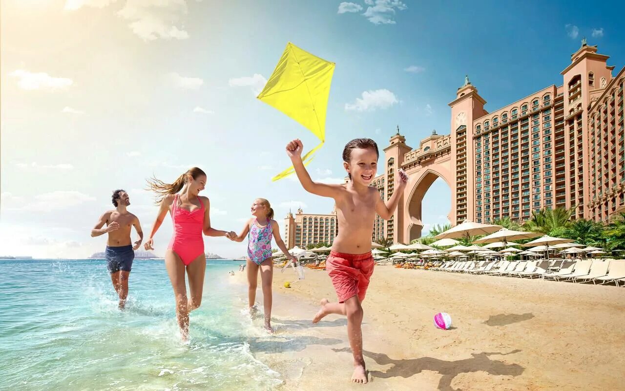 Пляжный туризм. Летние каникулы. Летние каникулы на море. Семья в Дубае.