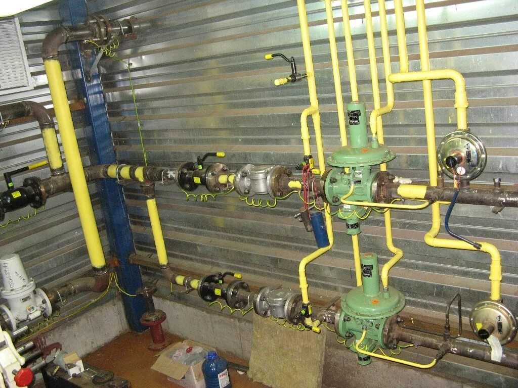 Устройство внутреннего трубопровода. Вентиляция фановой трубы в частном доме. Система водоотведения ливневой канализации. Ввод схема устройства внутреннего водопровода. Ввод схема устройства внутреннего водопровода.