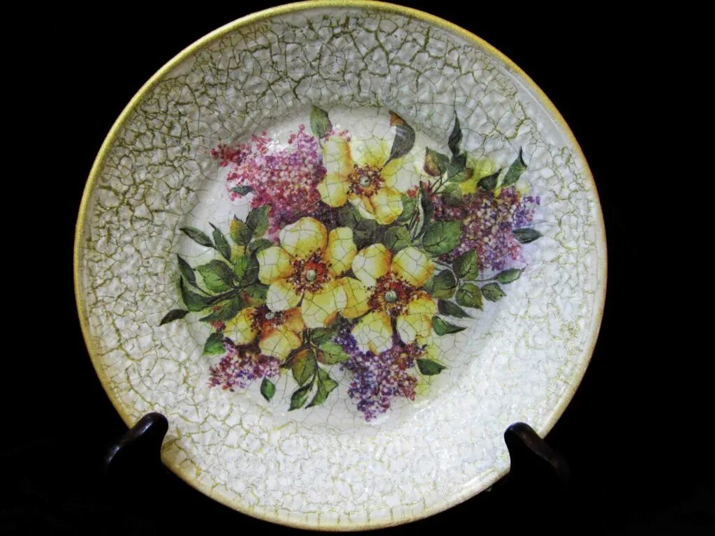 Декупаж пасхальных тарелок. Декупаж стеклянной тарелки. Декупаж стеклянной тарелки. Декорирование стеклянной тарелки. Обратный декупаж на стеклянной тарелке.