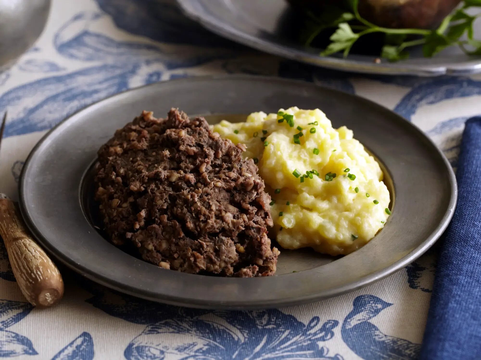 Хаггис Шотландия. Блюдо Хаггис в Шотландии. Что такое Haggis в Шотландии. Пудинг Хаггис. Хаггис блюдо шотландское