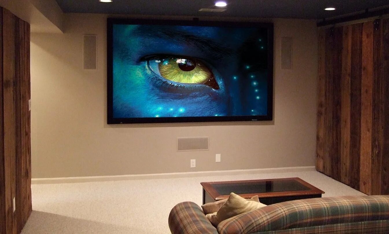 Проектор в домашних условиях. Телевизор на стене. Большой телевизор на стене. Комната с телевизором. Комната с телевизором на стене.