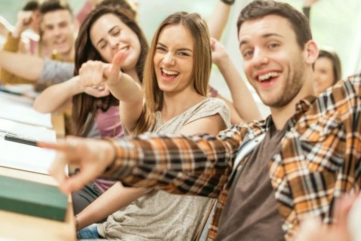 Счастливая молодежь на белом фоне. Счастье студента. Веселые студенты. Радостные студенты. Довольный подросток.