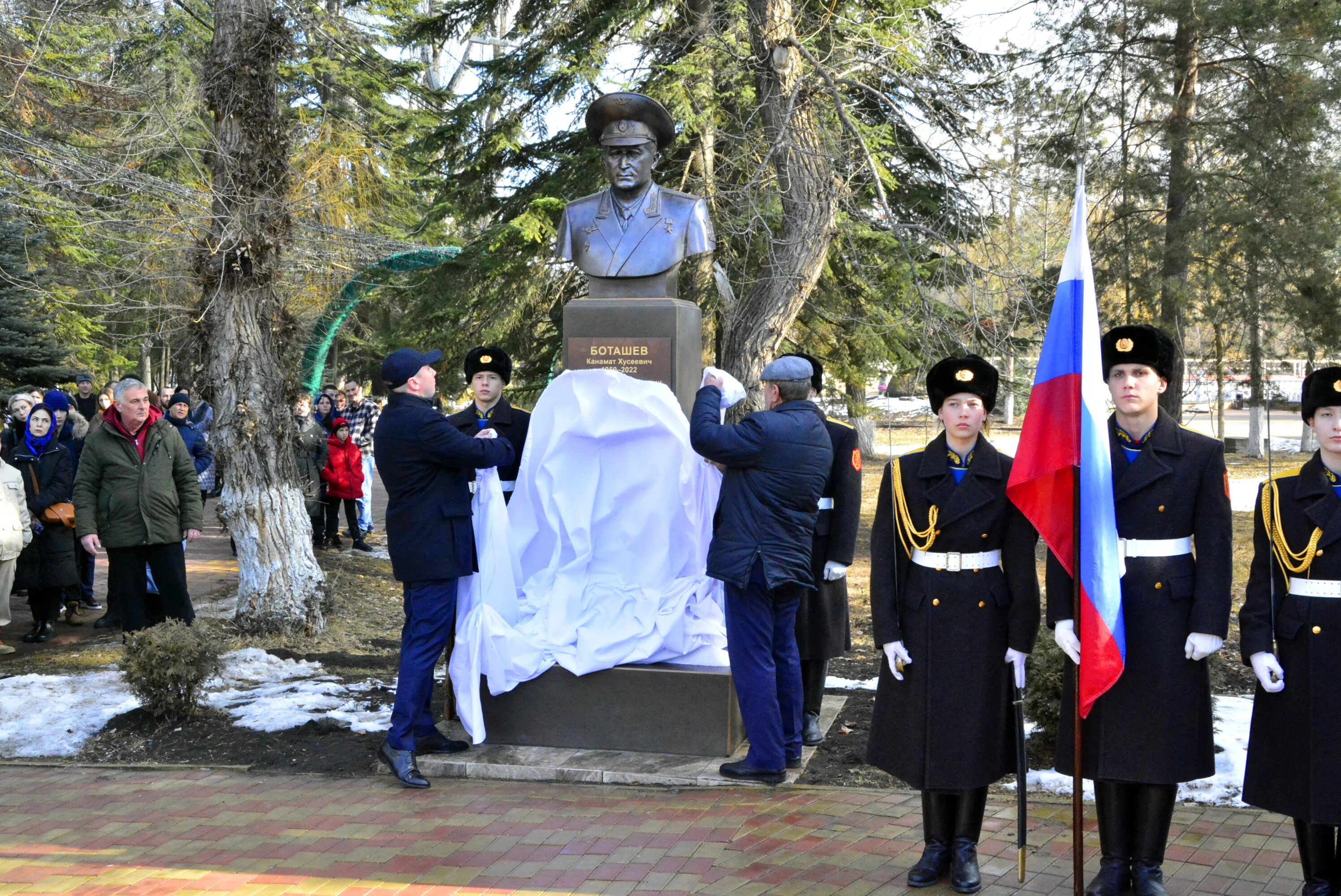 Новости черкесска на сегодня. Герои России. Черкесск зеленый остров памятник Боташеву. Герои России фото. Канамату Боташеву.