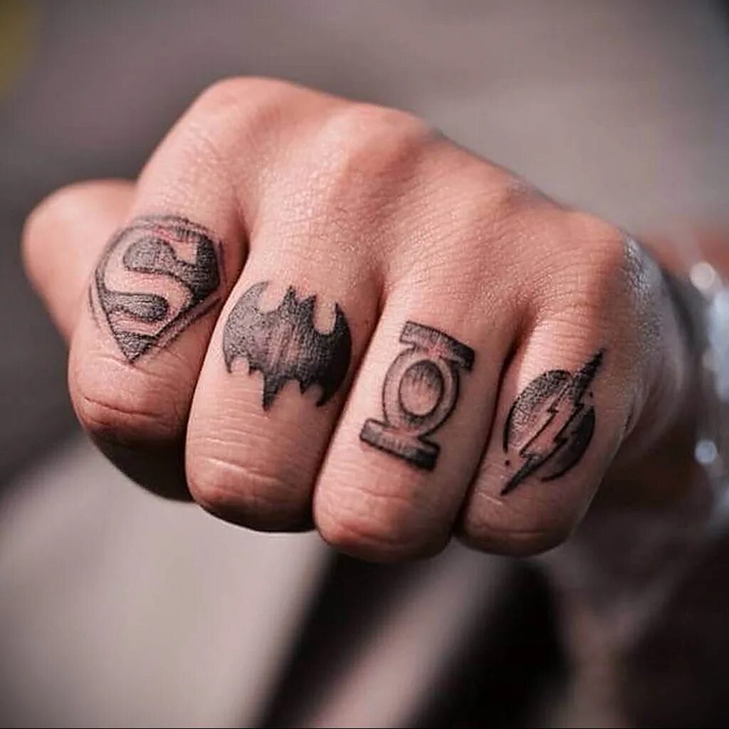 Тату на пальцах. Тату на пальцах мужские. Тату на мизинце. Тату между пальцев. Тату на пальцах для девушек маленькие.