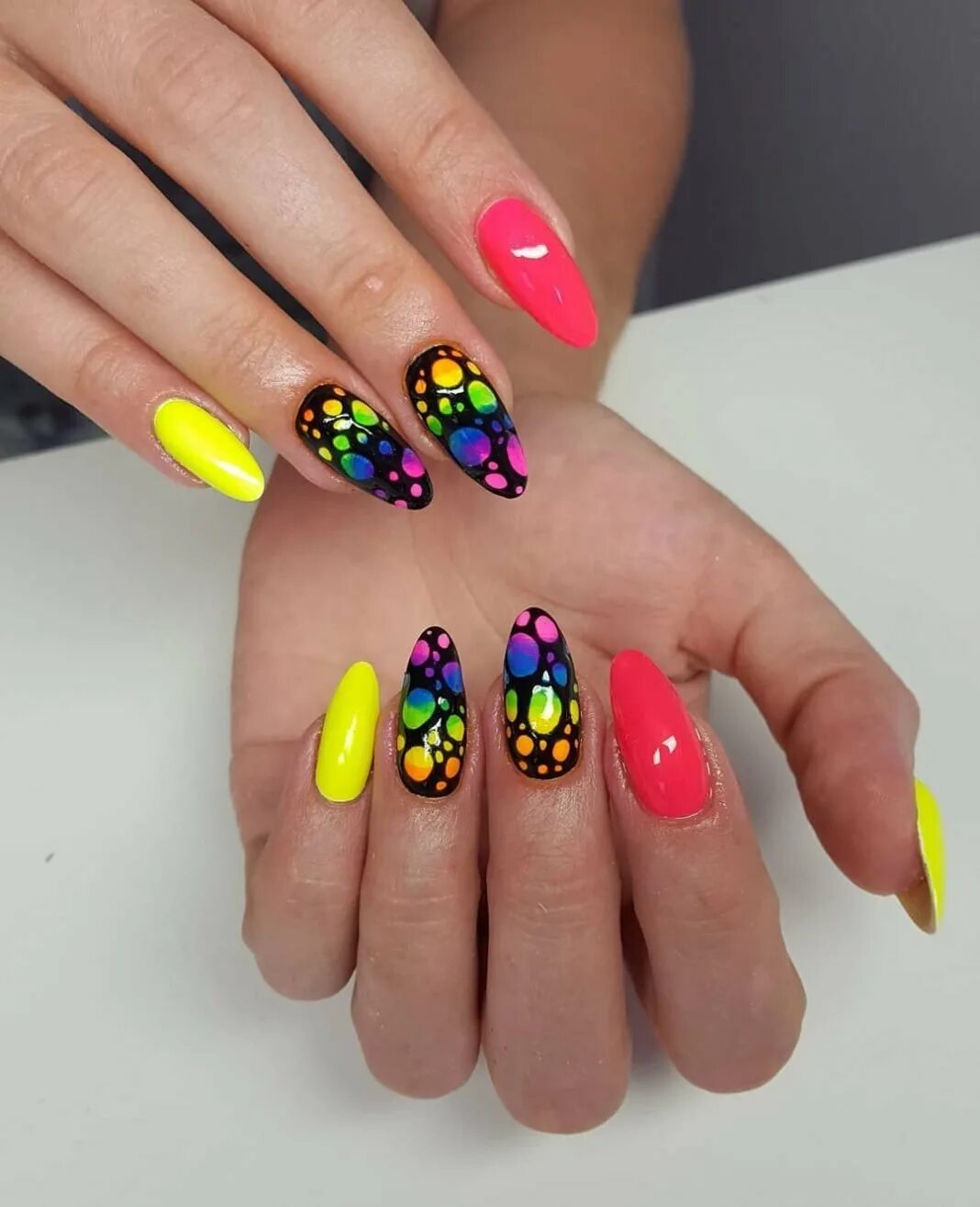 Дизайн с пигментами. Красивые яркие ногти. Яркий маникюр. Яркие разноцветные ногти. Красивые яркие летние ногти.