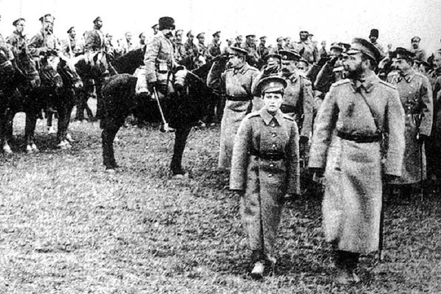 Император николай 2 в ставке. Государь революции владимир марков-бабкин книга обложка. Февральская революция 1917 отречение николая 2. Николай 2 1 мировая война. Николай ii — император, главнокомандующий русской армии.